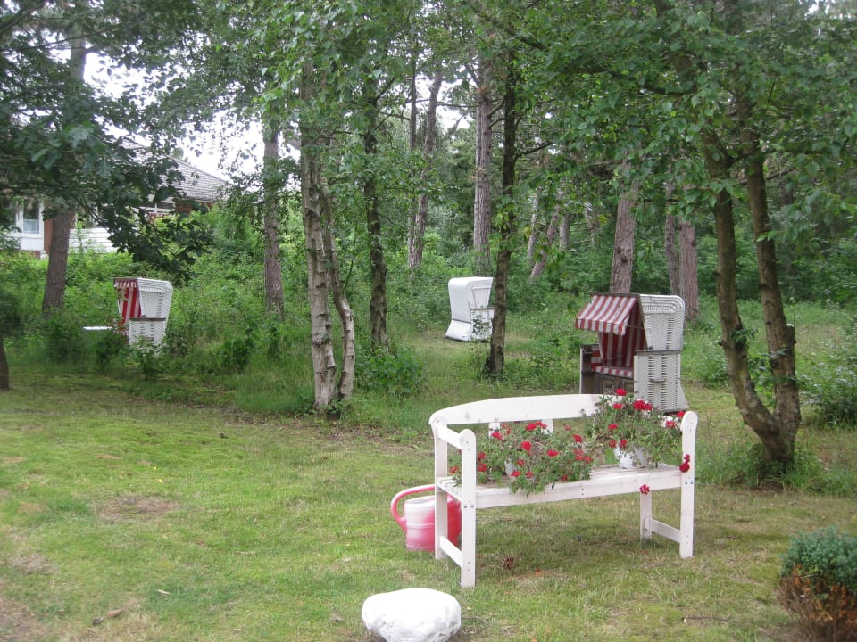 Blick in einen Teil des Gartens Dünenhotel Eulenhof