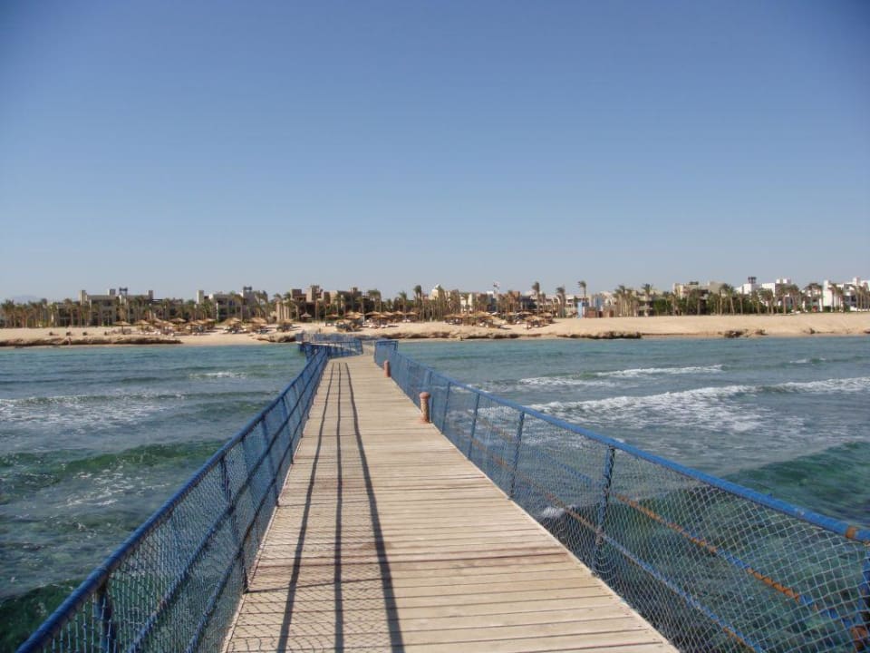 Blick vom Steg des Sahara Sands Richtung Hotel Pickalbatros Sands Hotel - Port Ghalib