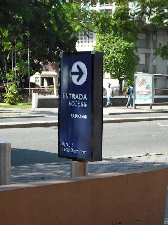 Schild an der Einfahrt zum Hotel Barceló Hotel Santo Domingo