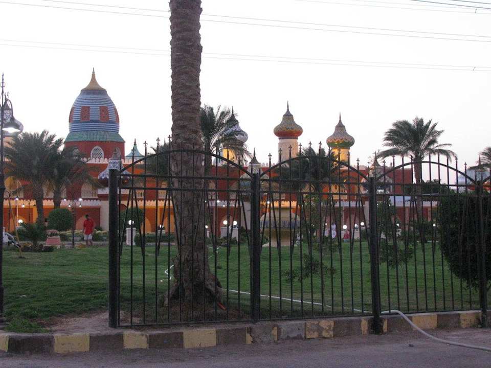 Вход в отель Pickalbatros Alf Leila Wa Leila Resort - Neverland Hurghada