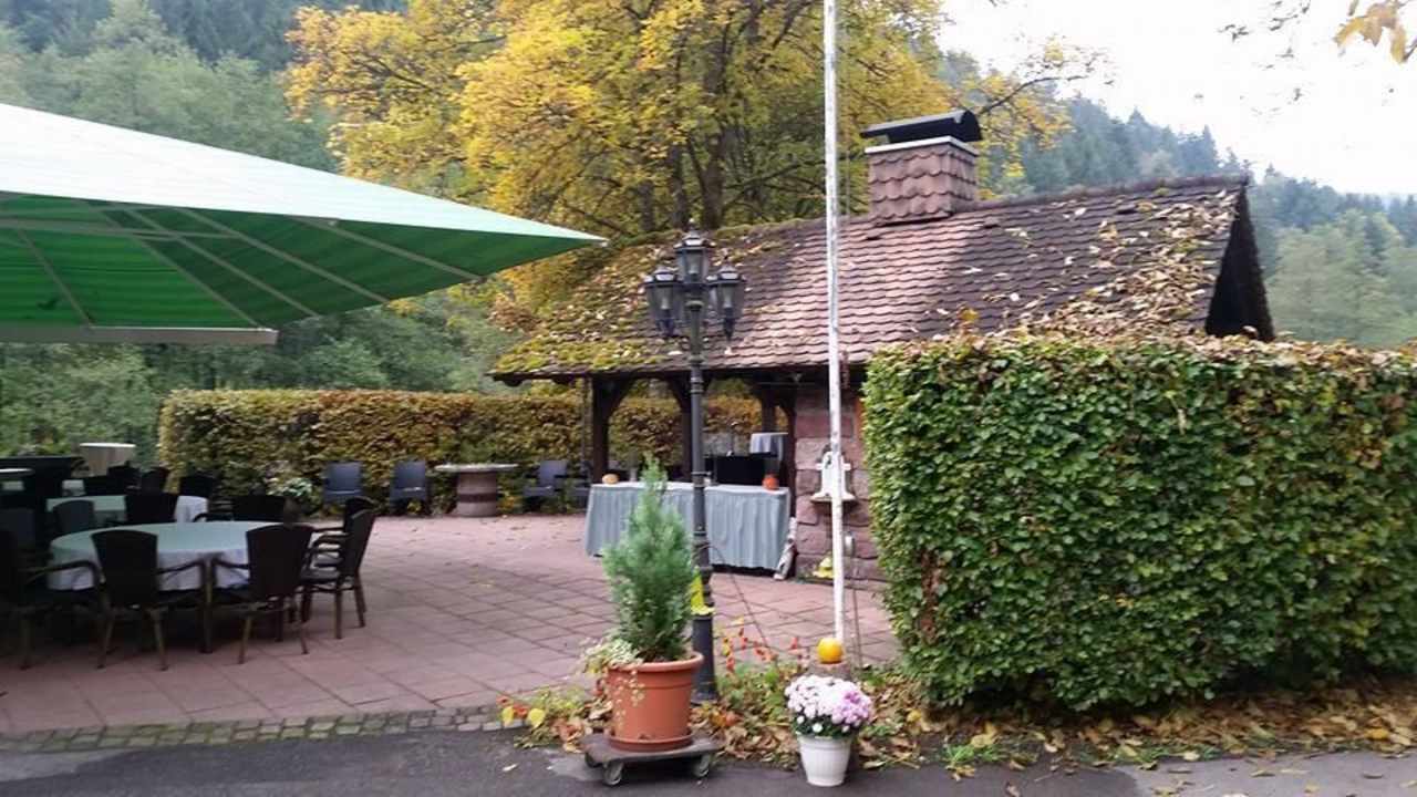 Aussenbestuhlung am Hintereinagng Hotel Der Lautenbachhof