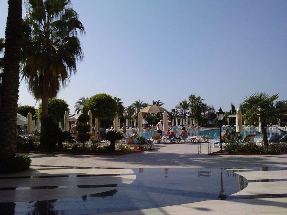 Hinterausgang m. Blick auf die Anlage Saphir Resort & Spa