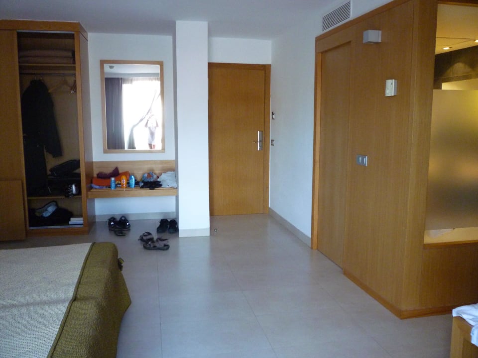 Z prawej łazienka, z lewej łóżko R2 Bahía Playa Design Hotel & Spa - Adults Only