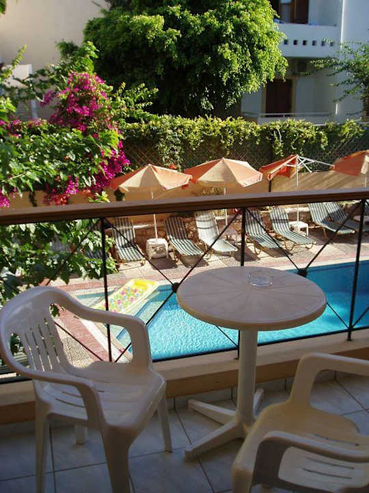 Balkon mit Blickrichtung zum Pool Dimitrios Beach Hotel