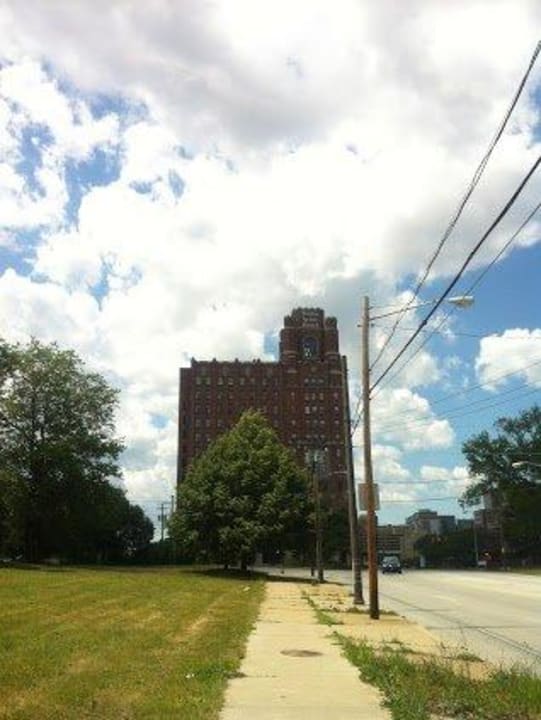 Hotel's facade DoubleTree by Hilton - The Tudor Arms Hotel