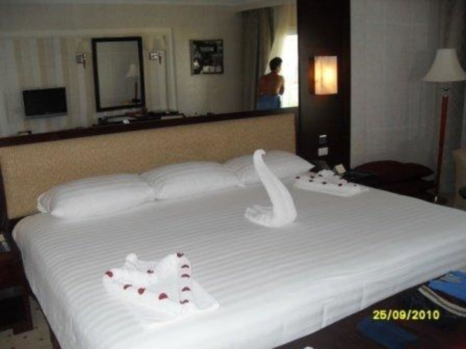 Riesenbett mit Garnierung Premier Le Reve Hotel & Spa