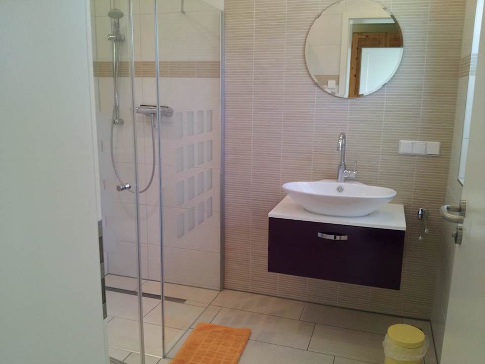 Dusche mit Waschtisch Ferienwohnung Lutizen Ouartier