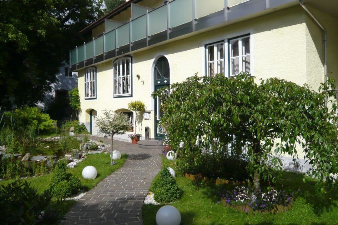 Zum Eingangsbereich Hotel Rosenvilla