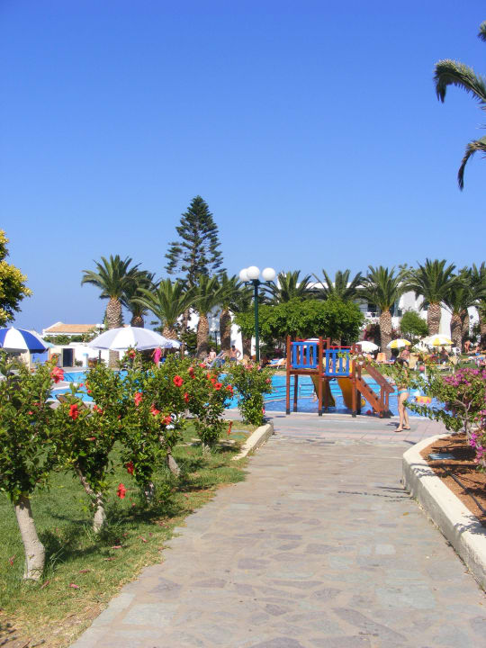 Way to the pool TUI SUNEO Chrissi Amoudia