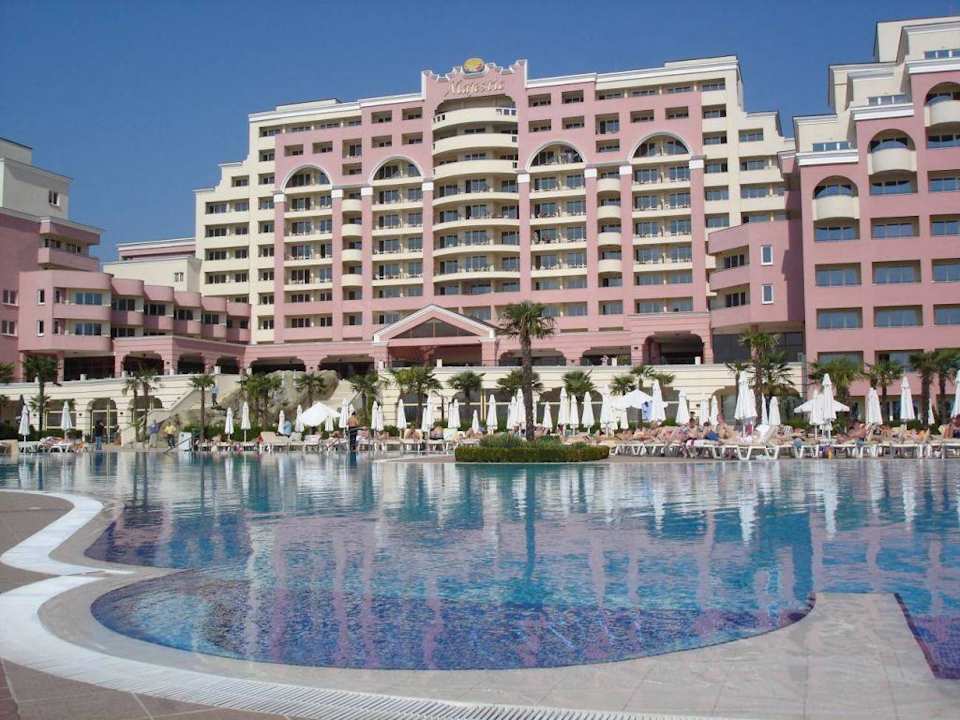 Pool und Hotel DIT Majestic Beach Resort