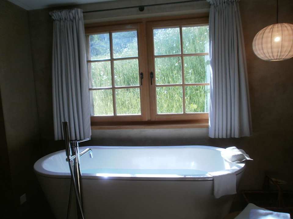 Freistehende Badewanne mit herrlichem Wiesenblick Maiensässhotel Guarda Val