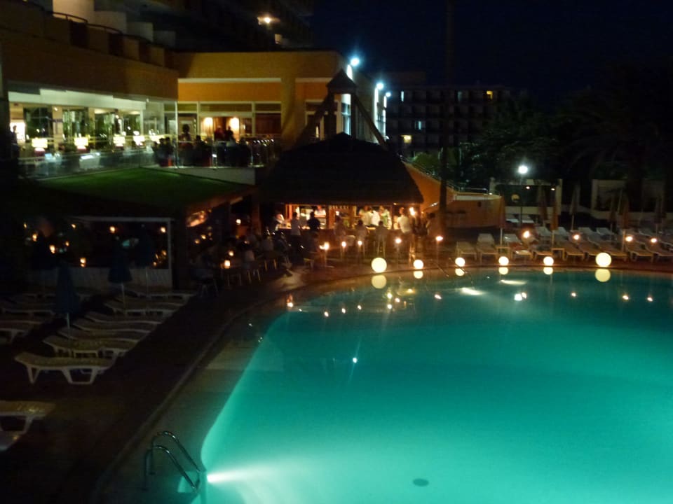 Blick auf Poolbar, Lobby und kleine Außenterrassse allsun Hotel Lucana