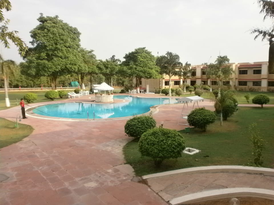 Gartenanlage mit Außenpool Hotel Clarks Khajuraho