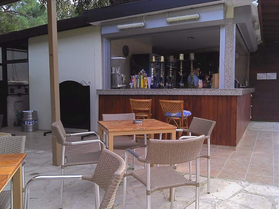 Die Theke - verschiedene Stühle - wild gemischt Hotel Sirma