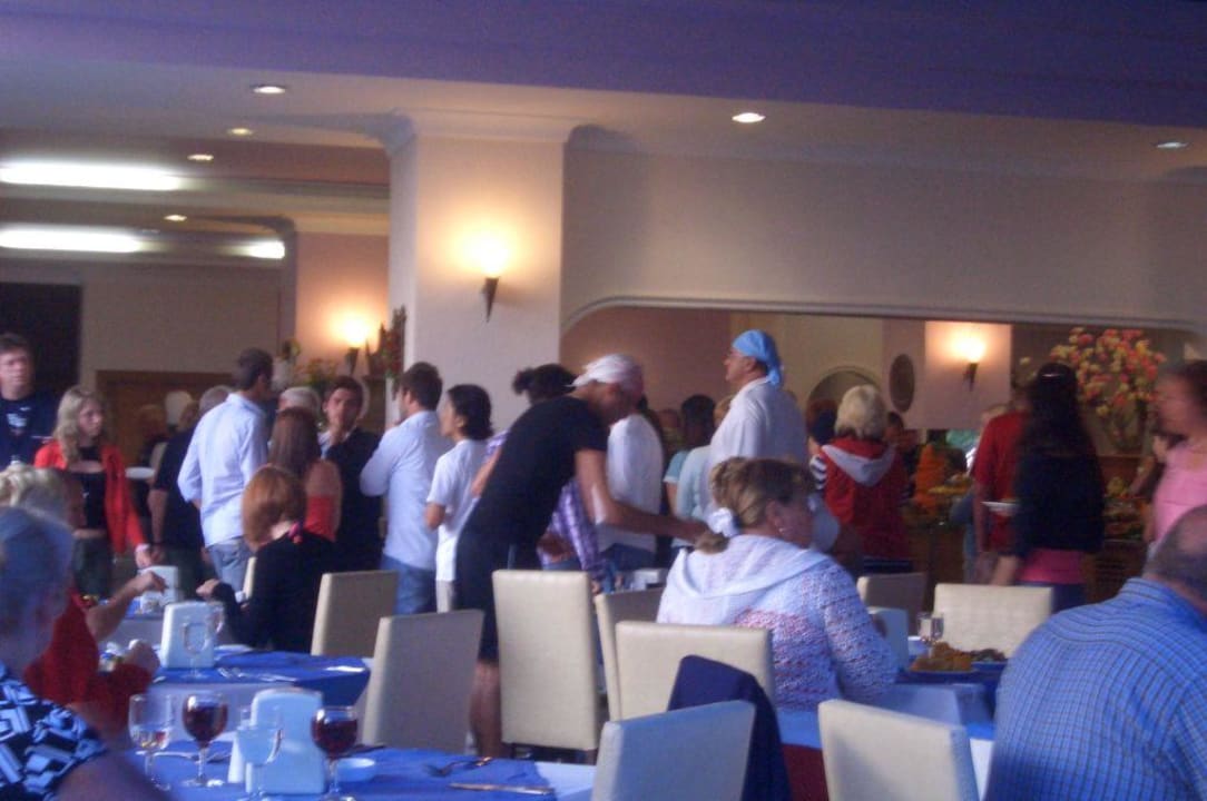 Warteschlange am Büffet Club Turtas Beach Hotel