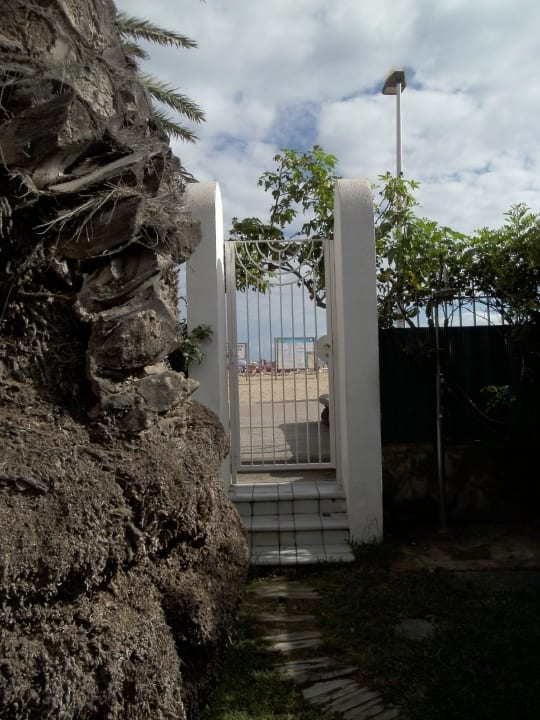 Der Gartenweg Richtung Strand Hotel Chiripa
