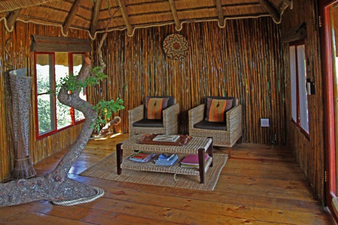 Wohnbereich des Dream Baumhaus Pezulu Tree House Lodge