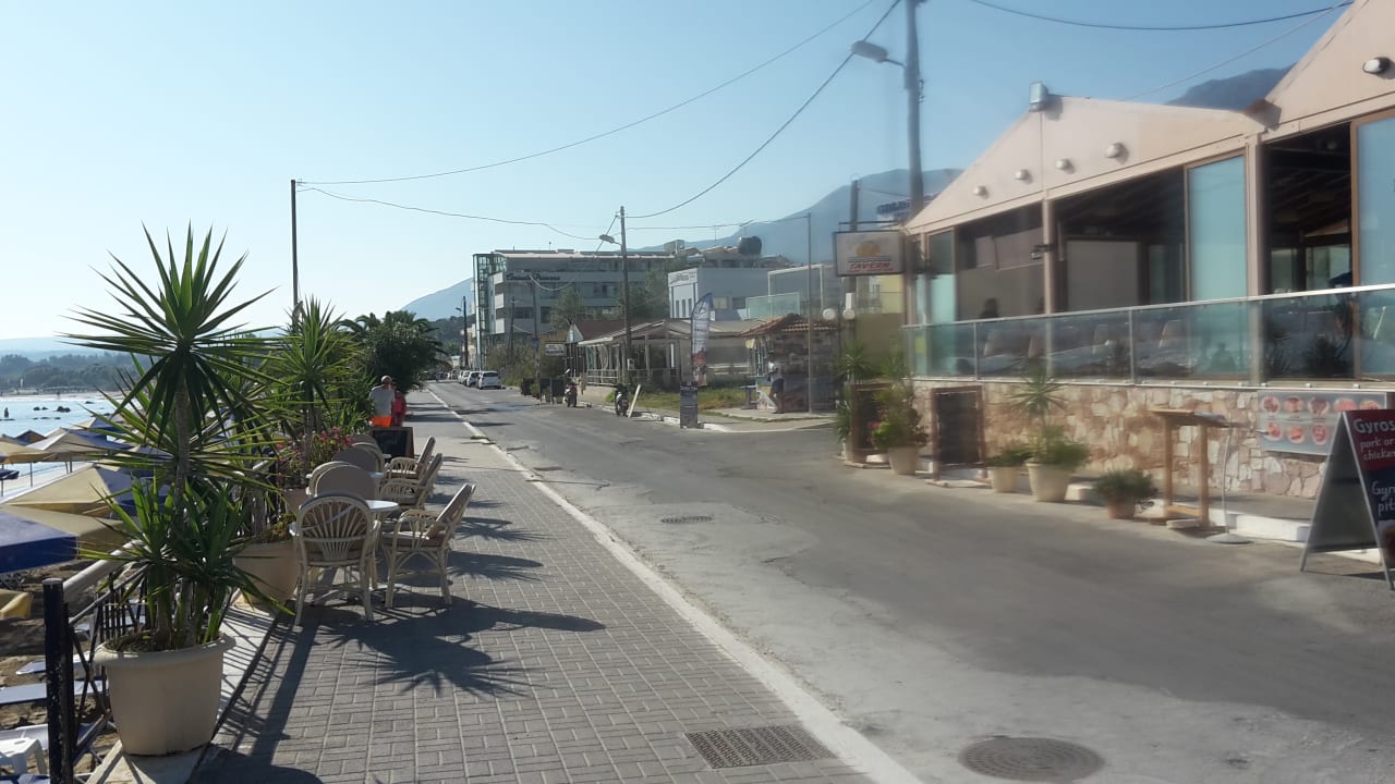 Hotel im Hintergrund, rechts Restaurant. Hotel Corissia Princess