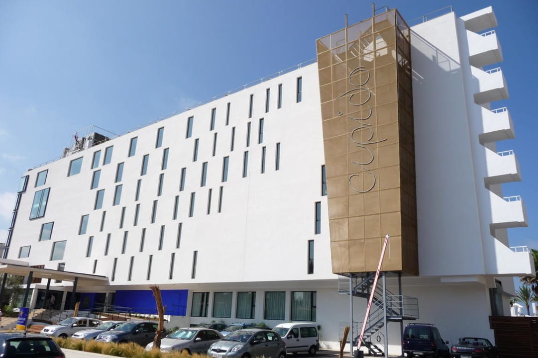 Hotelansicht von der Straßenseite aus Iberostar Waves Bahia de Palma