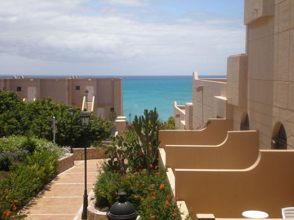 Aussenanlage mit Weg zu Beach SBH Hotel Taro Beach