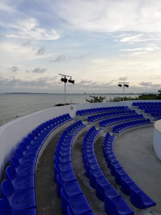 Arena mit Bühne für die Abendshows Hotel Sineva Beach
