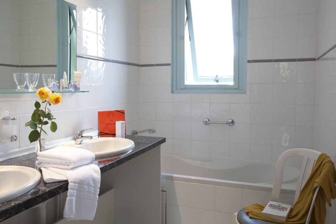 Salle de bains avec baignoire Hotel Berlioz Nn Lyon