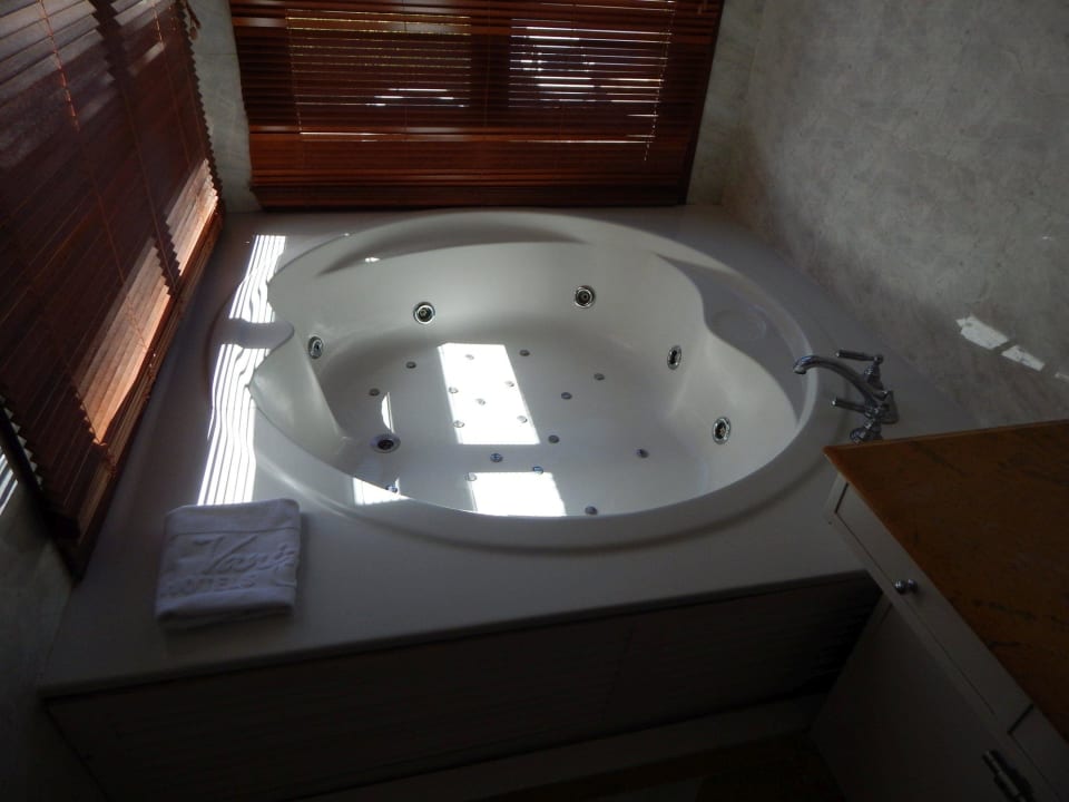 Jacuzzi in der Junior Suite Hotel Menorca Binibeca (Adults Only) by Pierre & Vacances Premium