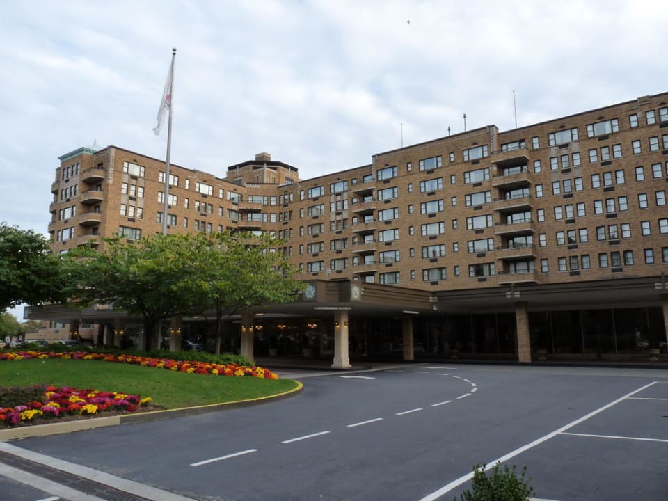 Eingang des Hotels Omni Shoreham Hotel