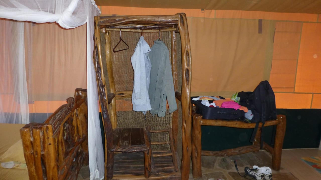 Schrank und  Ablageflächen Hotel Ndololo Safari Camp
