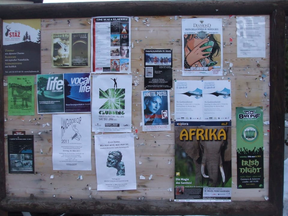 Anschlagtafel am Platz vor dem Hotel Laudinella Hotel Laudinella