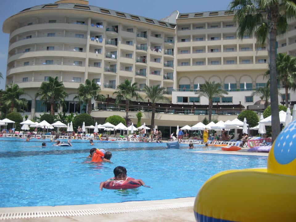 Vom Pool auf das Hotel Saphir Resort & Spa