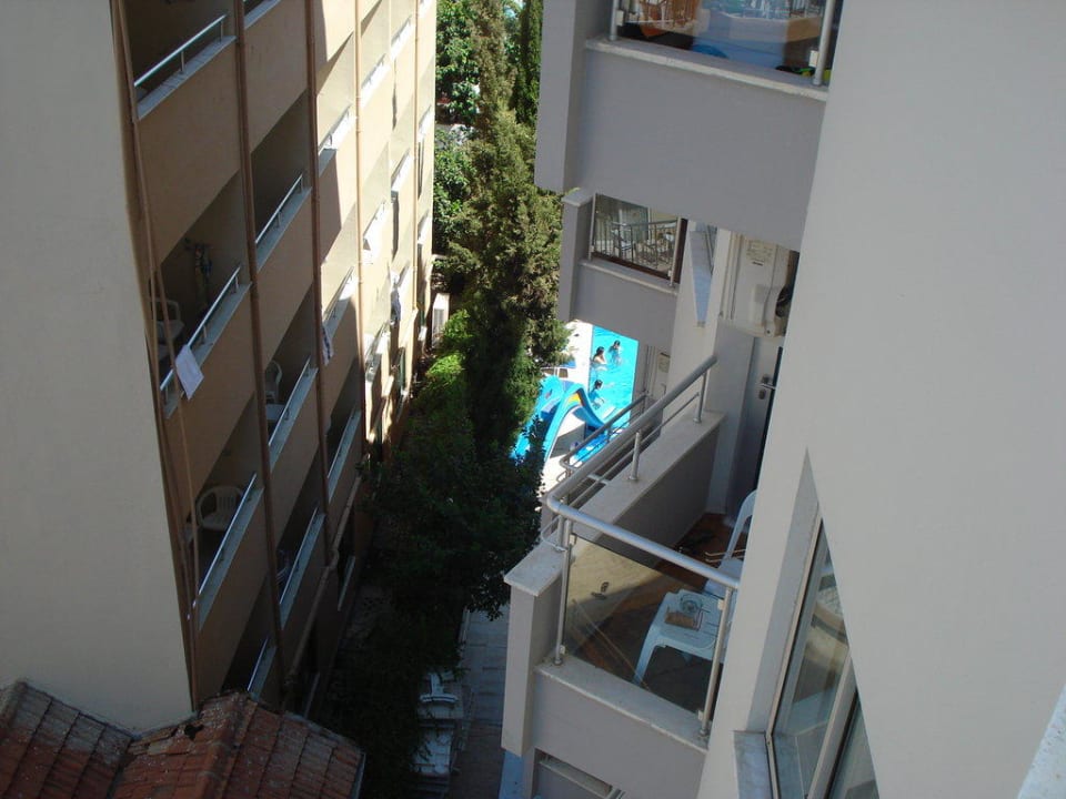 Ausblick vom Balkon nach rechts unten Kleopatra Celine Hotel