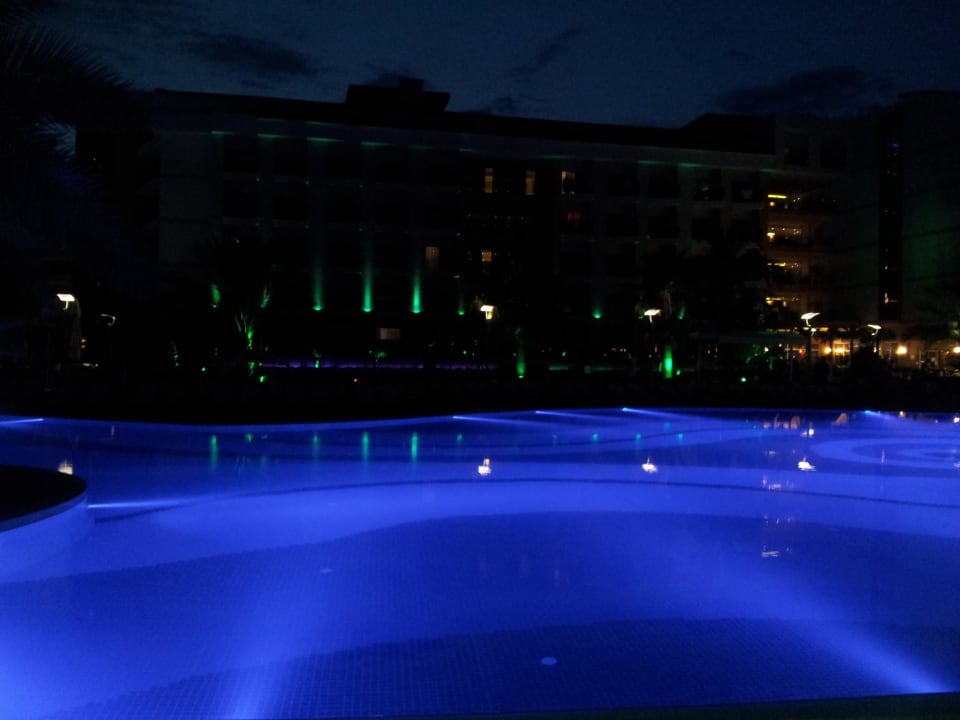 Poolanlage bei Nacht My Home Resort