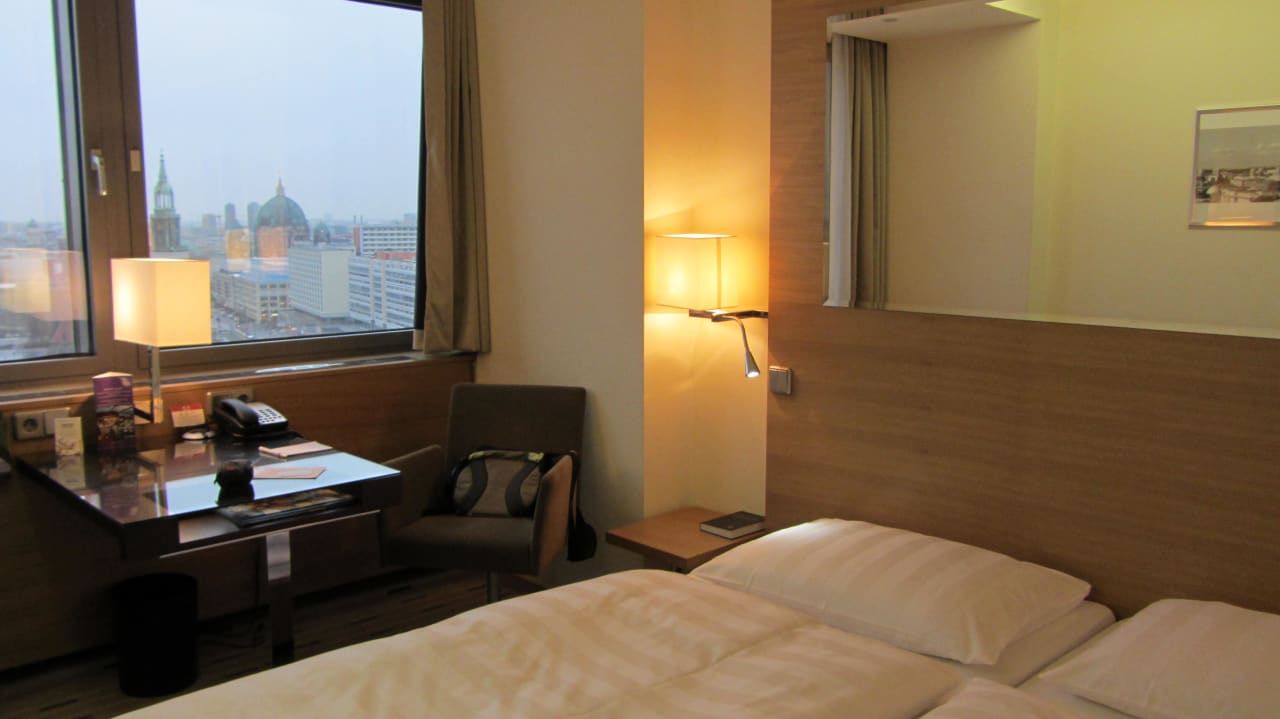 Bett mit Aussicht Park Inn by Radisson Berlin Alexanderplatz