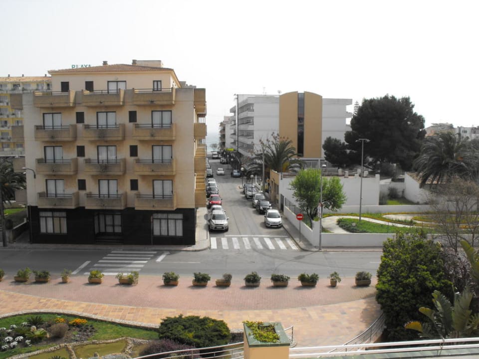 Ausblick vom Balkon auf Straße und Meer Hotel Mariant Park
