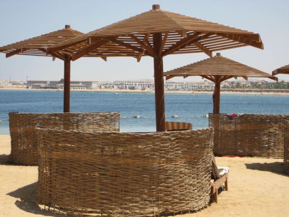 Windschutz bei den Strandliegen SUNRISE Royal Makadi Resort