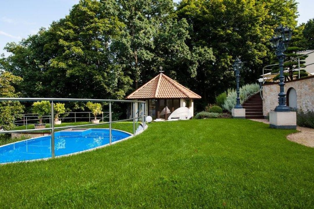 Außenbereich mit Pool & Poolhaus  Villa Via Lapis