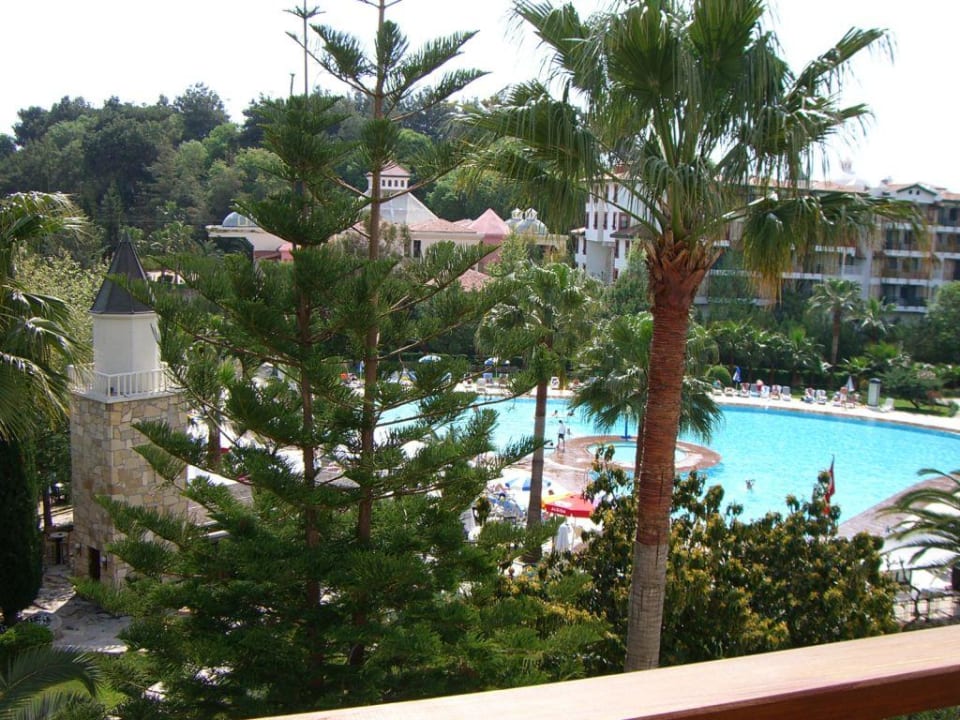 Blick auf den Pool in der grünen Oase Barut Hemera