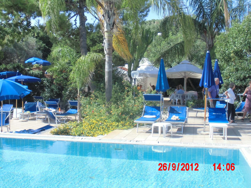 Pool mit Poolbar im Hintergrund Hotel San Giovanni Terme