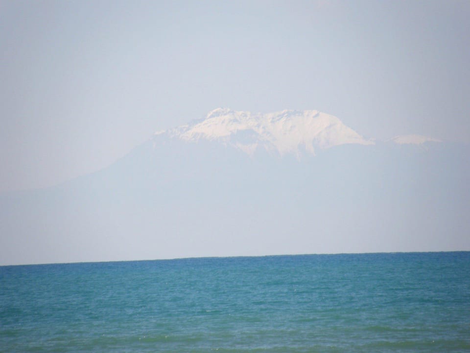 Schneebedeckter Berg am Horizont des Meeres Sunis Evren Beach Resort Hotel & Spa
