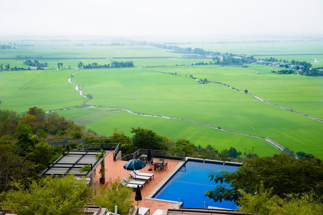 Poolside Victoria Nui Sam Lodge