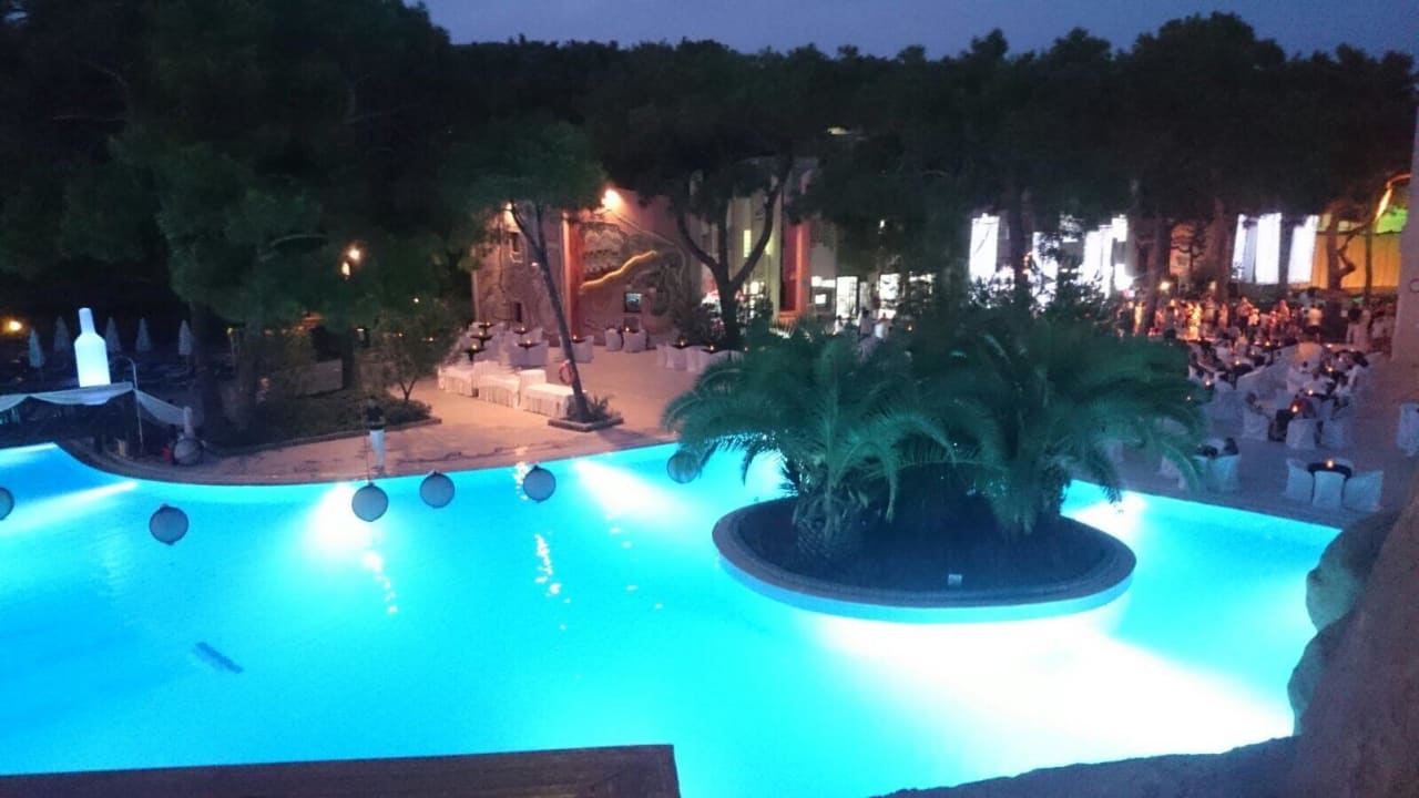Pool bei Nacht  Blue Waters Club