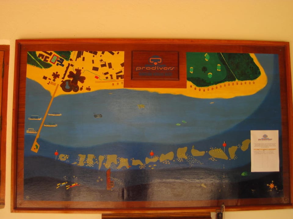 Karte vom Hausriff hängt an der Tauchschule Kuredu Island Resort & Spa