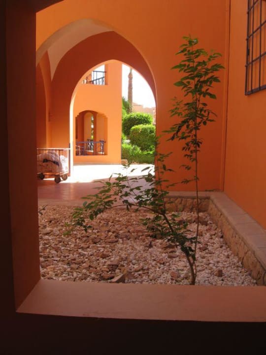 Innenhof Jaz Makadi Oasis Resort