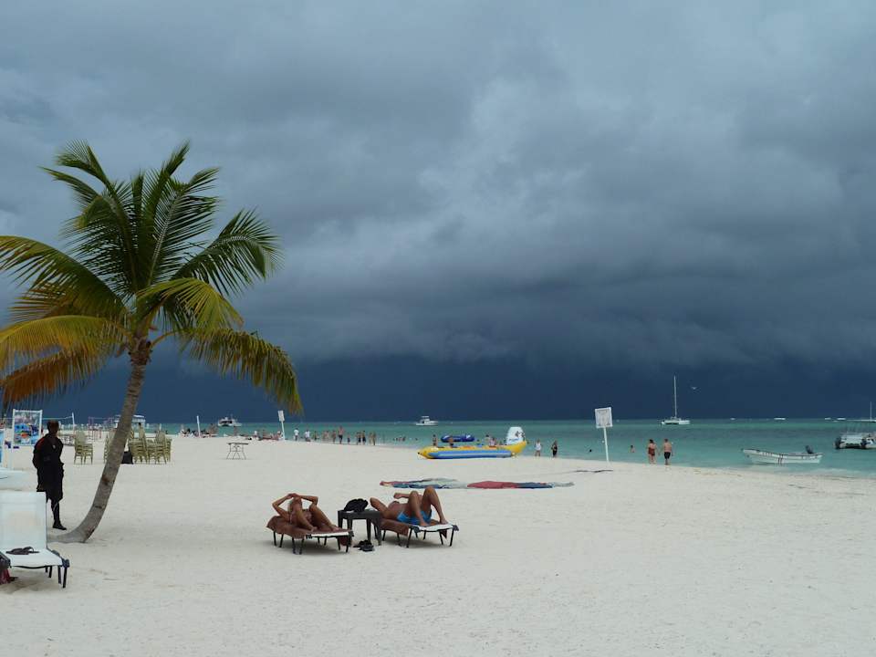 Unwetter kommt an  Secrets Royal Beach Punta Cana - Adults only