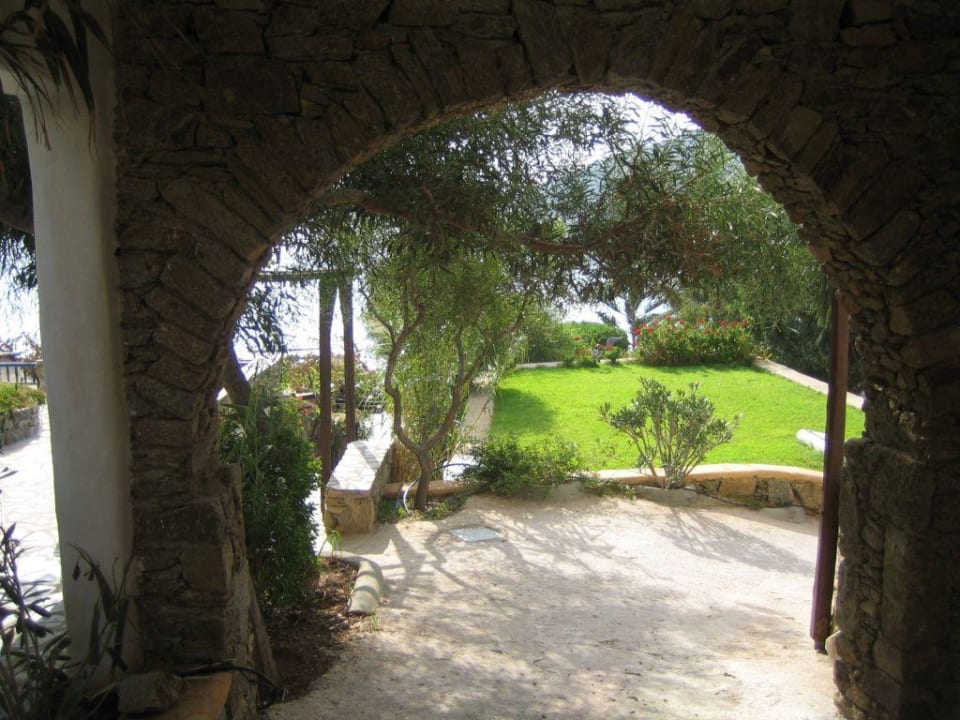 Eine Gartenanlage mit Durchblick Albatros