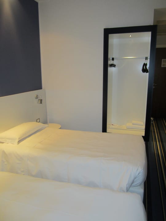 Bett und Schrank CDH Hotel Milano Niguarda