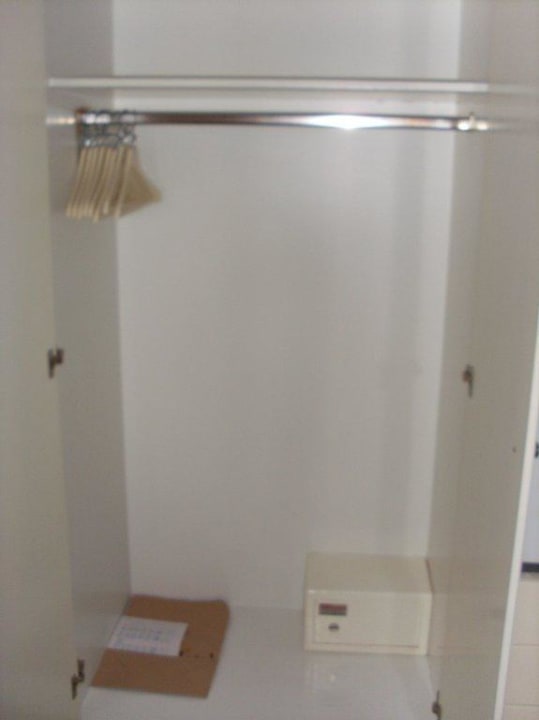 Kleiderschrank mit Safe Grand Hotel Holiday Resort