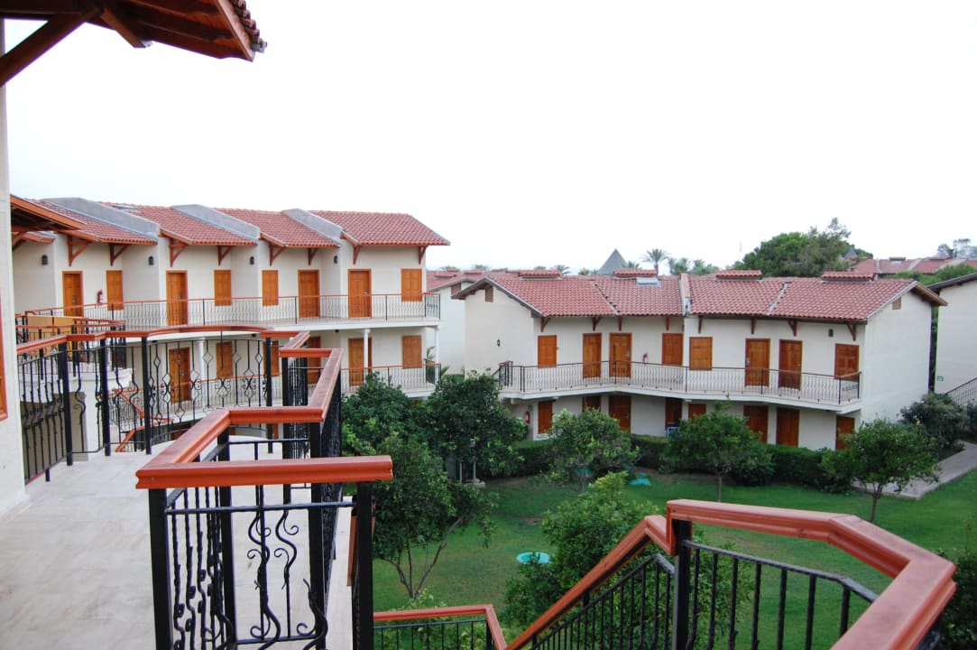 Blick aus der Tür in die Anlage Papillon Belvil