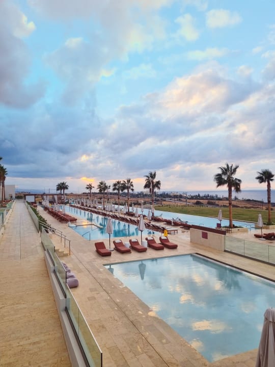 Pool The Royal Senses Resort, Curio Collection by Hilton